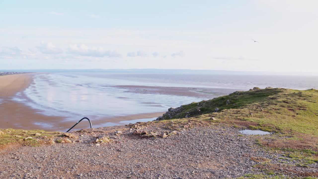 英国多塞特，一对情侣在风景优美的海滩上爬楼梯视频素材