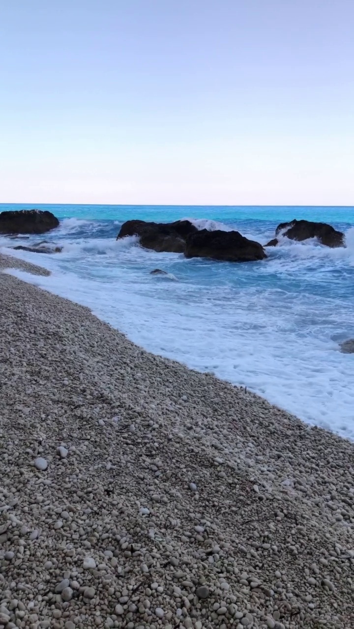 蓝色的大海，海浪，岩石海滩视频素材