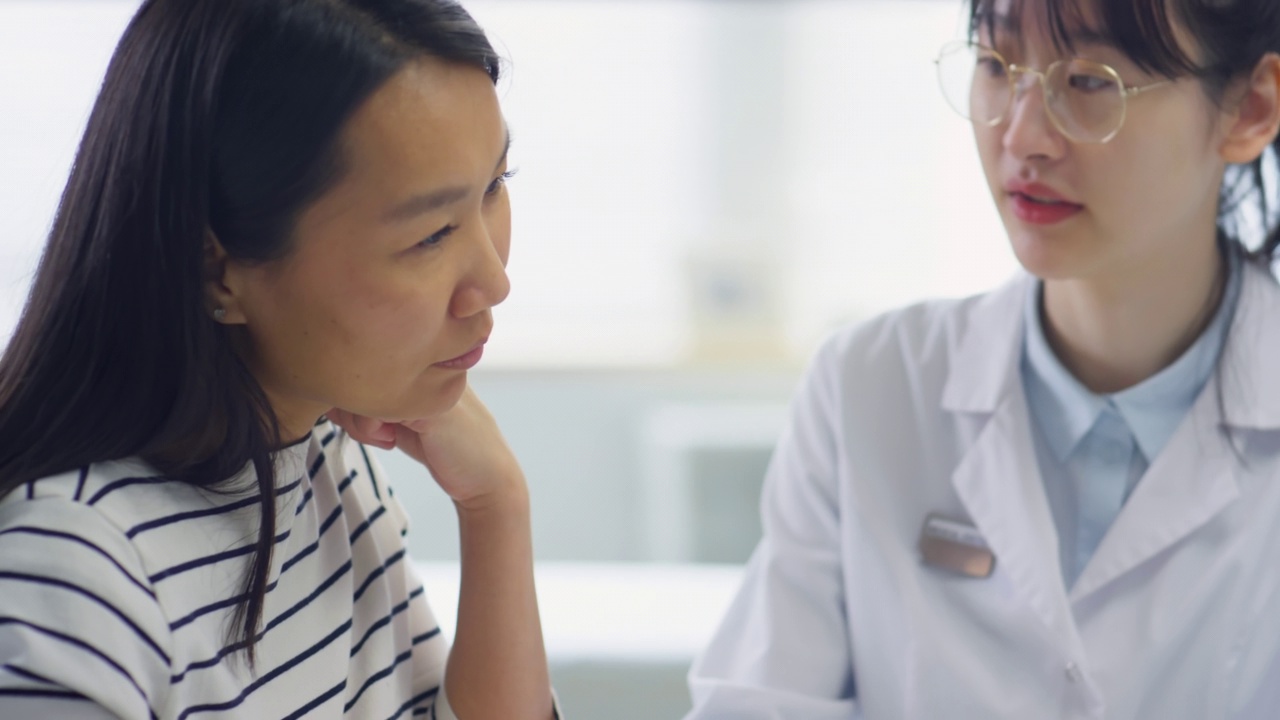 亚洲妇女和女医生使用片剂咨询视频素材