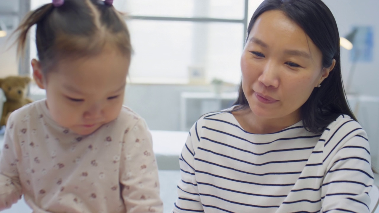 亚洲学步女童在诊所玩玩具视频素材