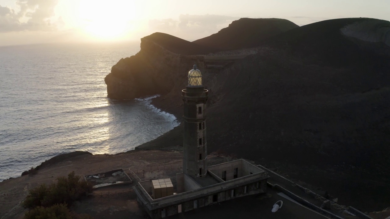 日落时分，葡萄牙Azores, Ponta dos Capelinhos的空中视图法罗。视频素材