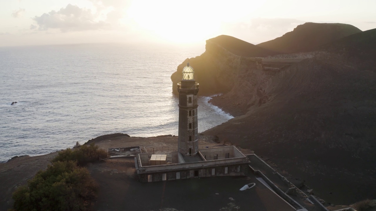 日落时分，葡萄牙Azores, Ponta dos Capelinhos的空中视图法罗。视频素材