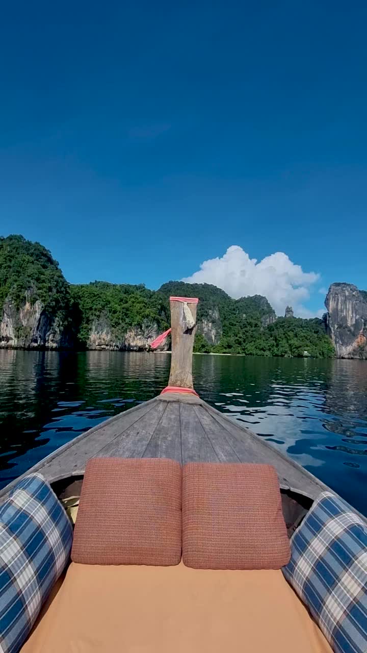 泰国甲米高洪海滩，泰国甲米热带海滩的长尾船视频素材