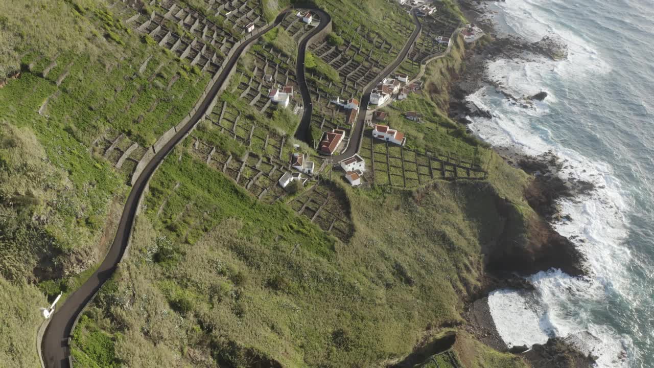 山崖上的梯田鸟瞰图，圣埃斯皮里托。视频素材