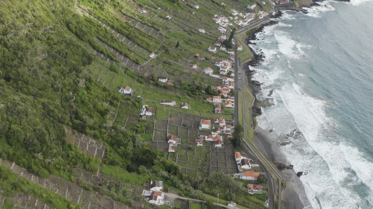 海边悬崖上沿海岸线的房屋鸟瞰图。视频素材