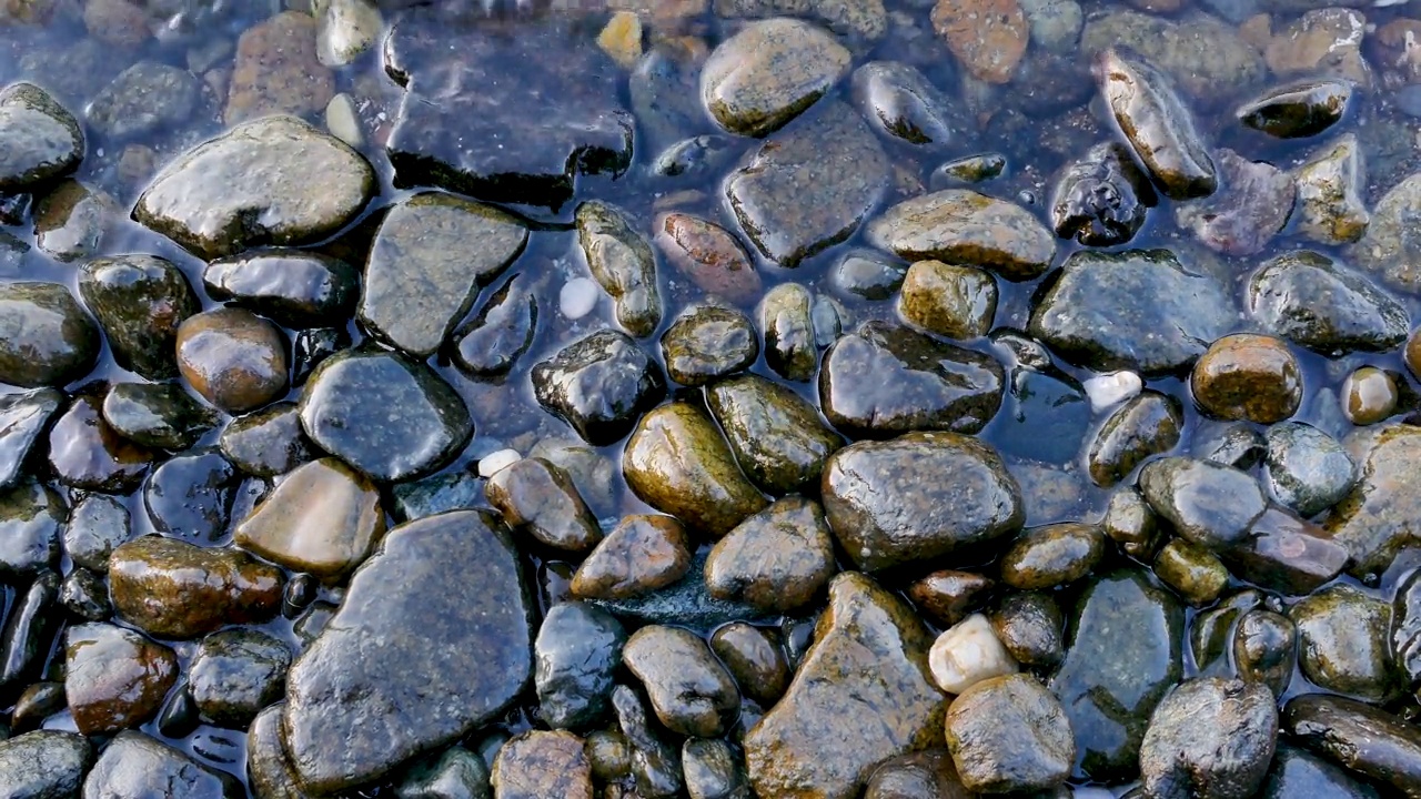 海浪平静地拍打着岸边的石头视频素材