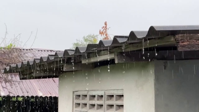 雨落在屋顶上视频素材