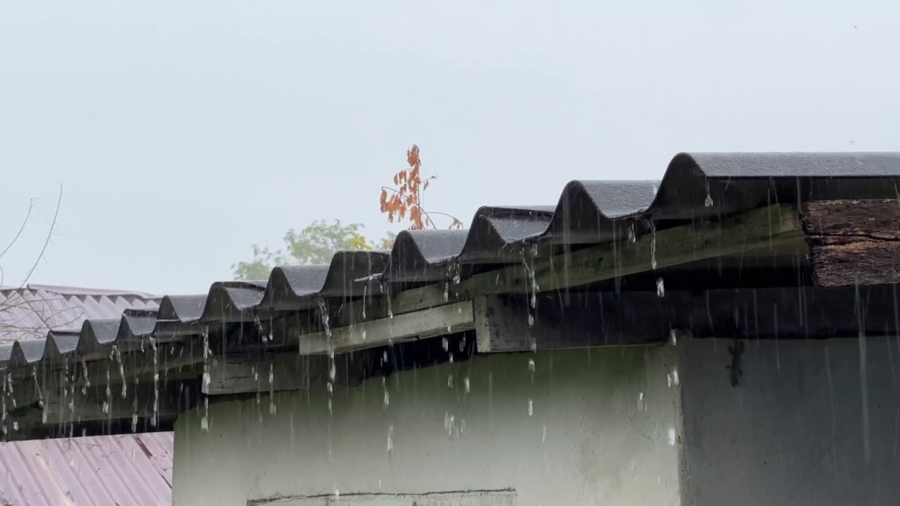 雨落在屋顶上视频素材