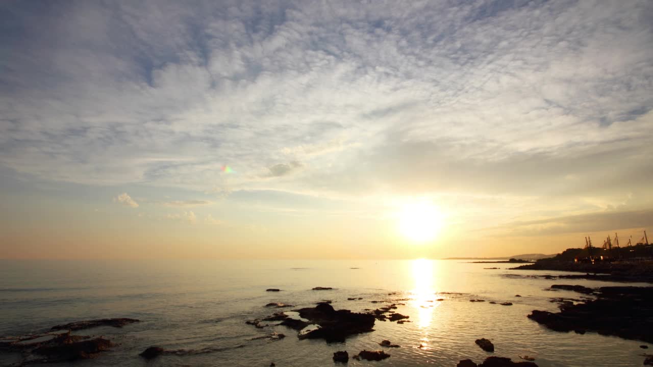 时间流逝的日落与云在海上4k视频素材