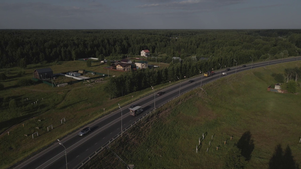 夏日傍晚的郊区高速公路。视频素材