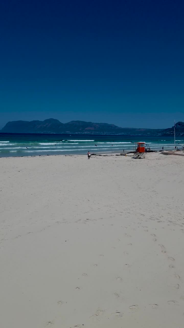 五彩缤纷的海滩小屋，Muizenberg海滩，开普敦，福斯湾，南非。视频素材