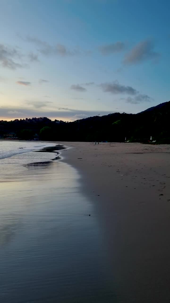 兰大岛，泰国兰大岛海滩上的日落视频素材