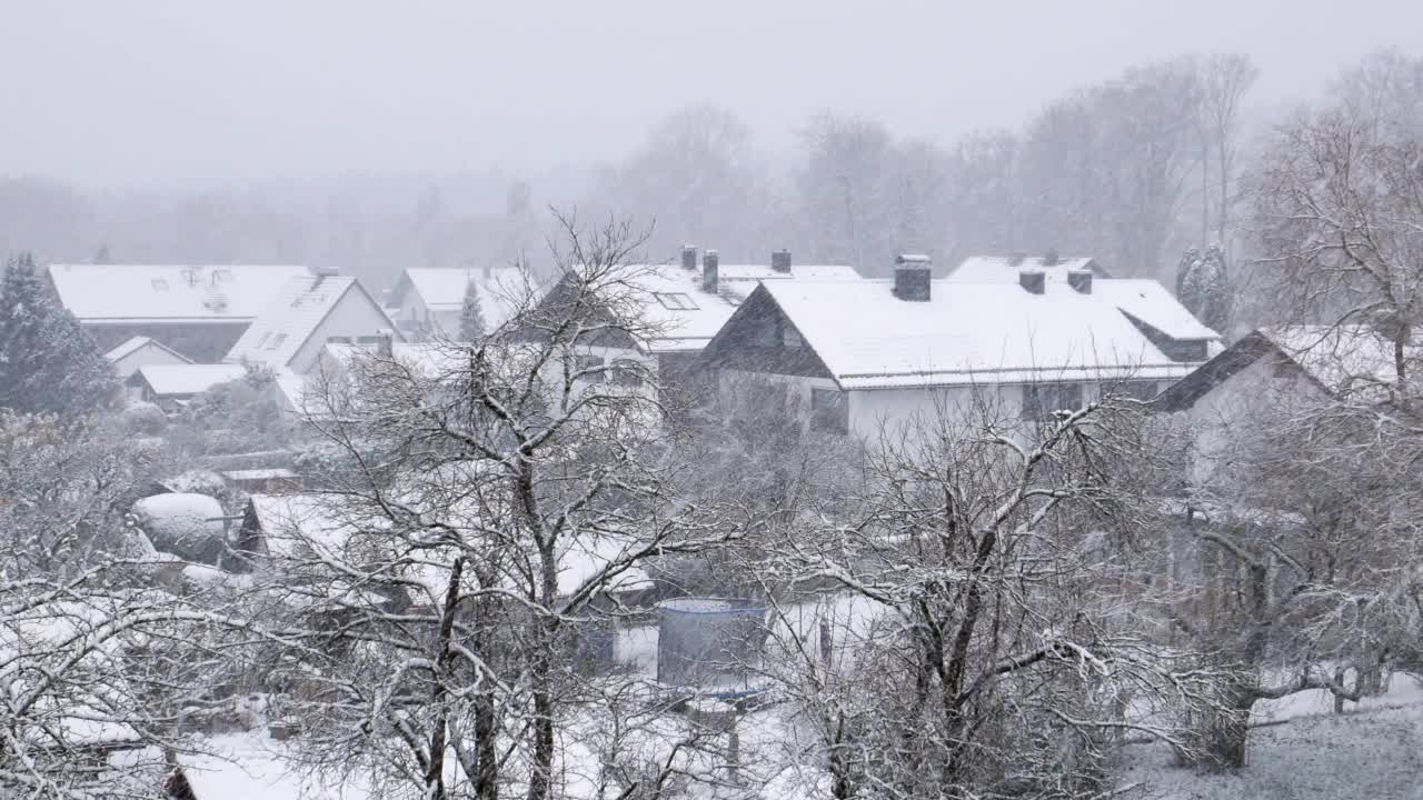 德国巴伐利亚一个村庄的降雪视频素材