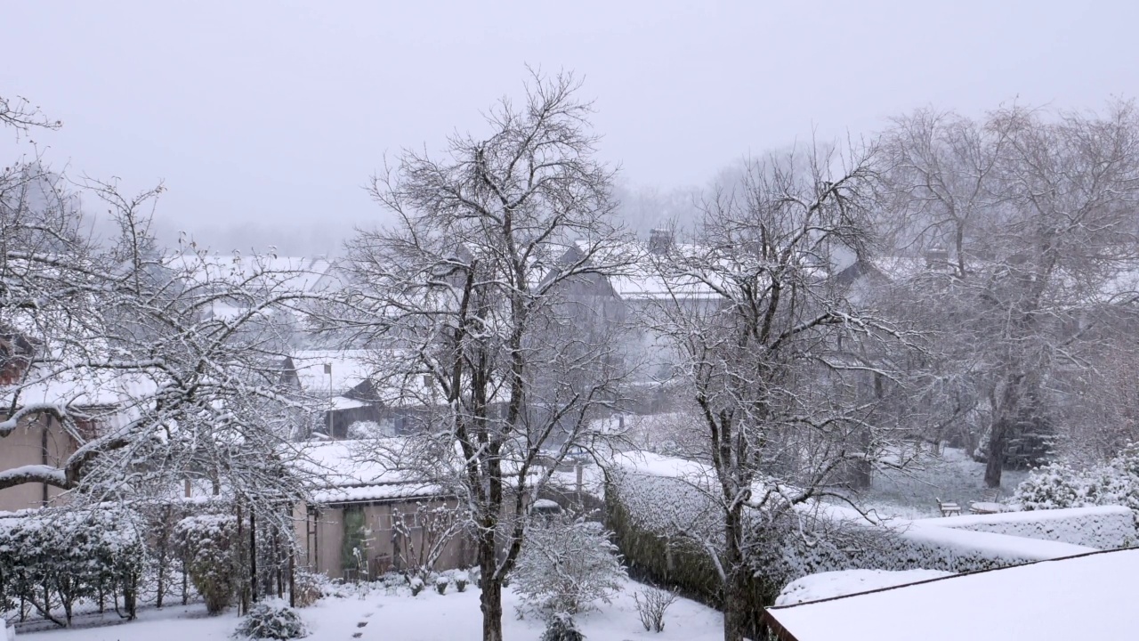 德国巴伐利亚一个村庄的降雪视频素材