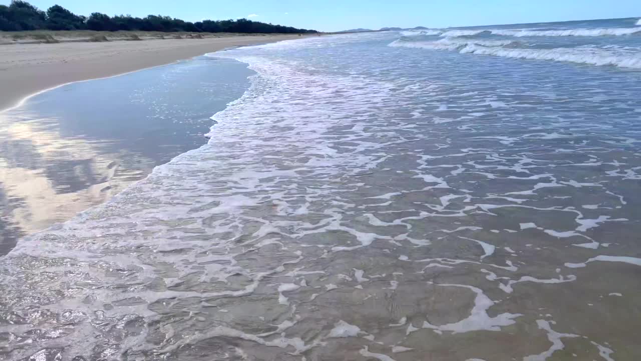 海水接触海岸线视频素材