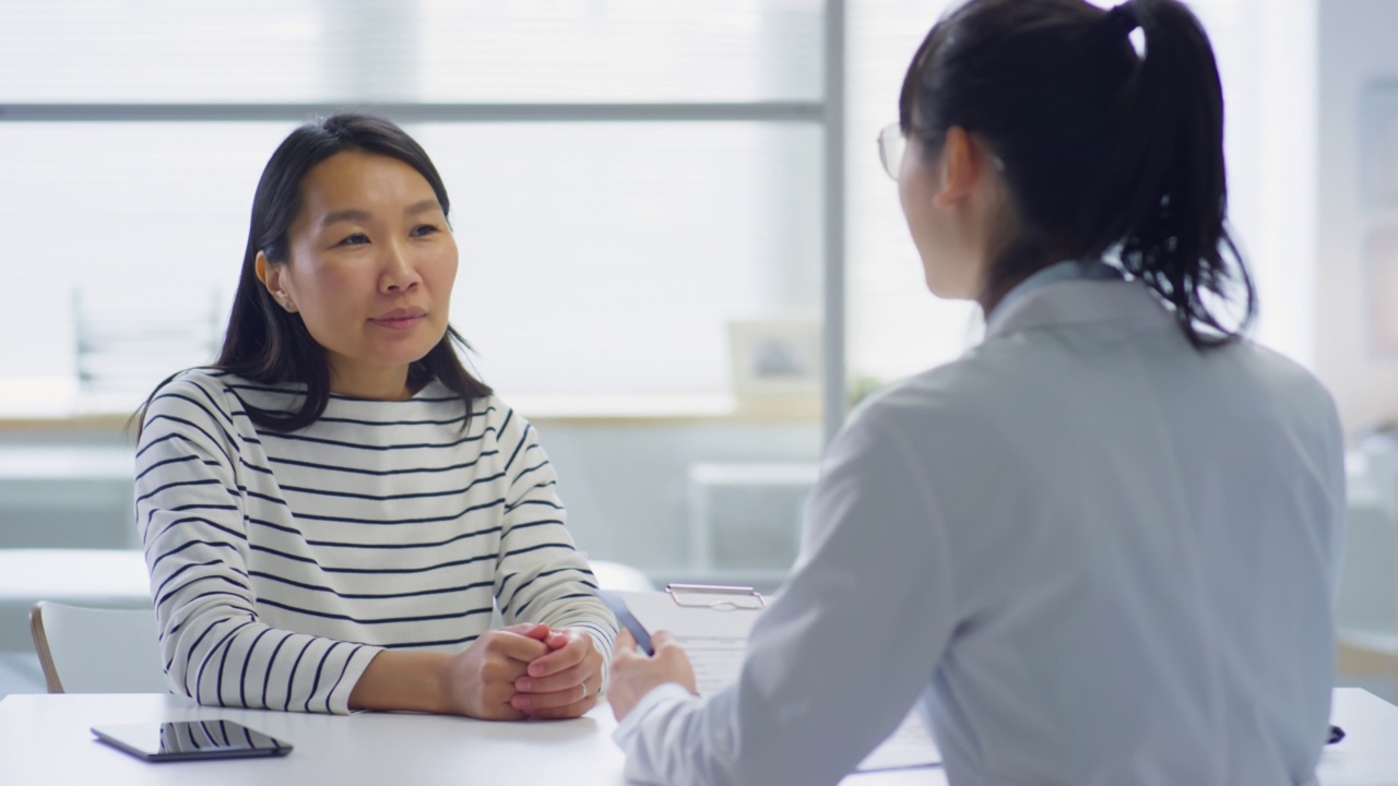 在诊所接受医疗咨询的亚洲妇女视频素材