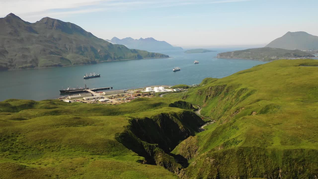 Unalaska island的Unalaska Bay鸟瞰图，阿拉斯加，美国。视频素材