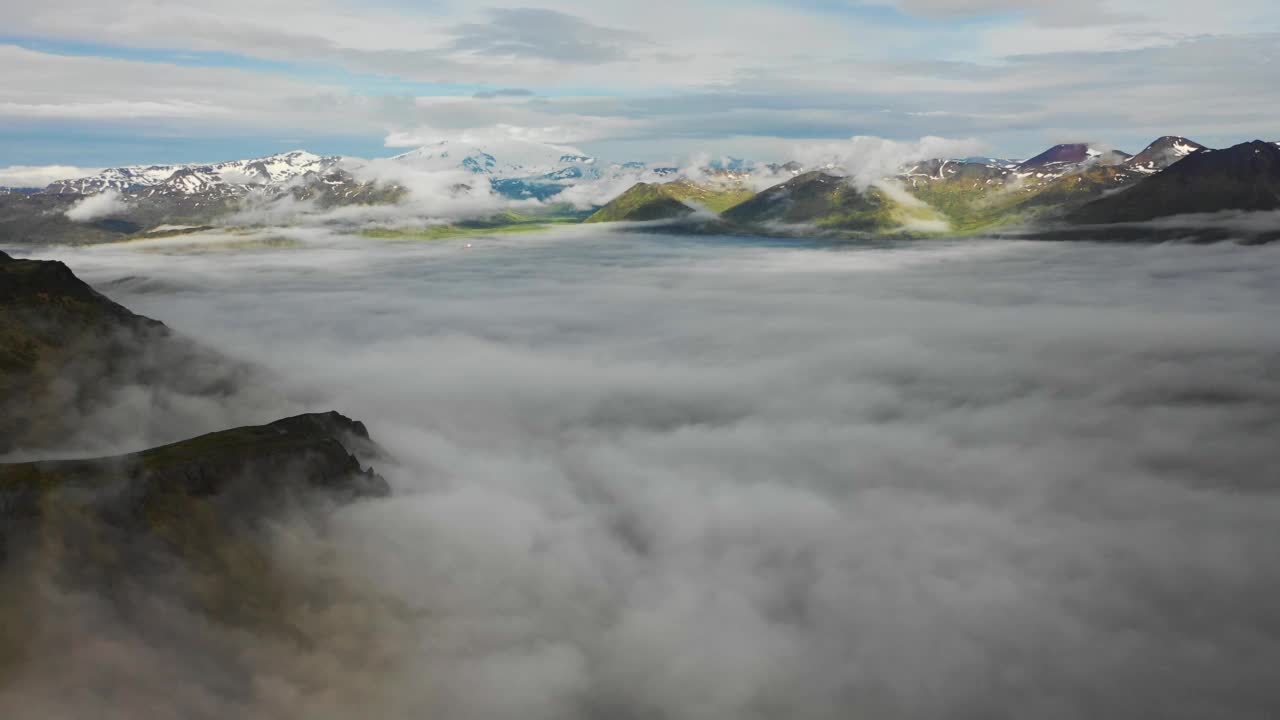 带雾的阿拉斯加湾鸟瞰图，阿拉斯加，美国。视频素材