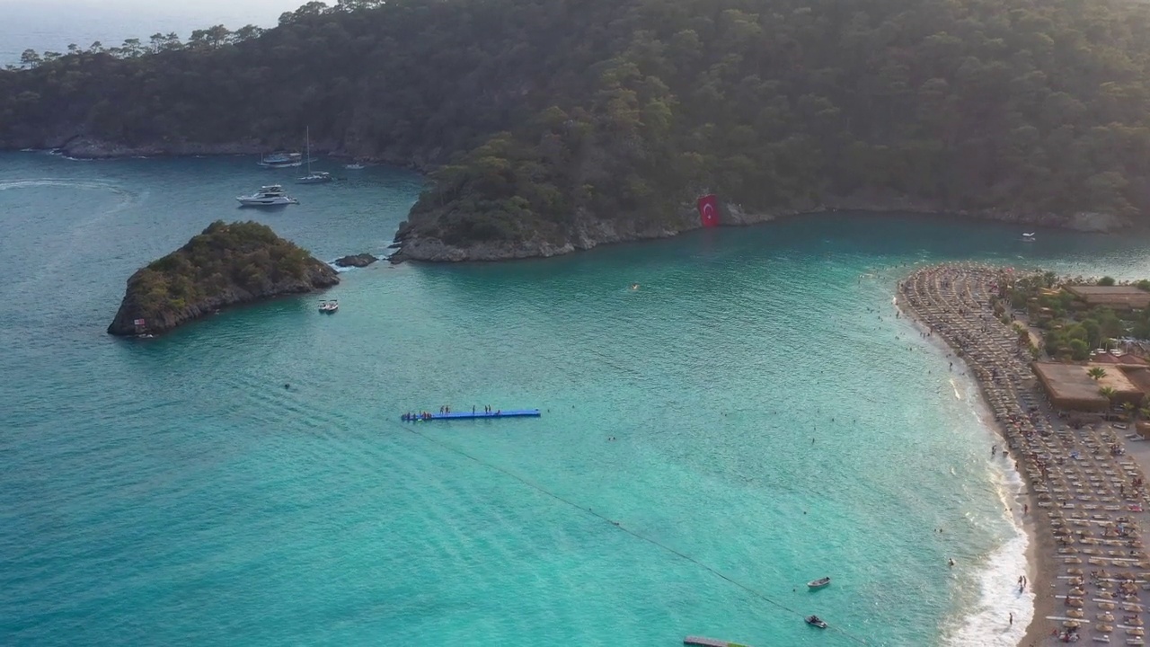 雾天Fethiye Oludeniz海滩的鸟瞰图视频素材