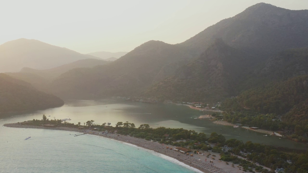 雾天Fethiye Oludeniz海滩的鸟瞰图视频素材