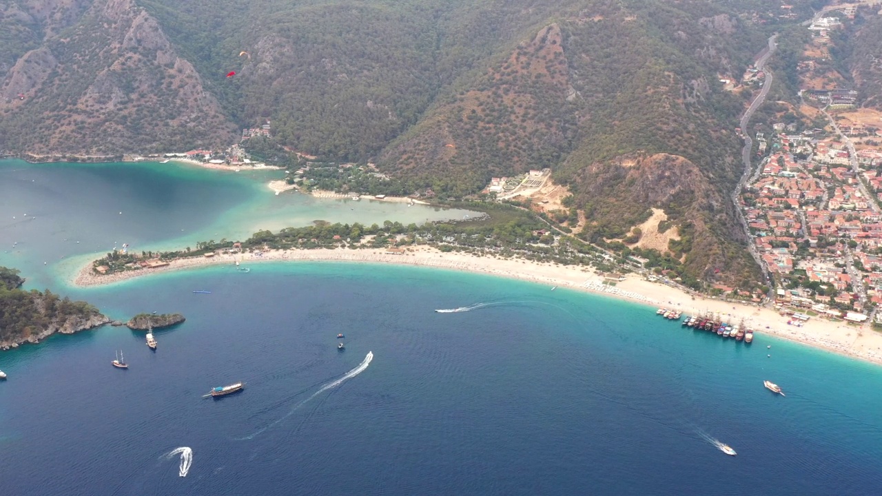 雾天Fethiye Oludeniz海滩的鸟瞰图视频素材