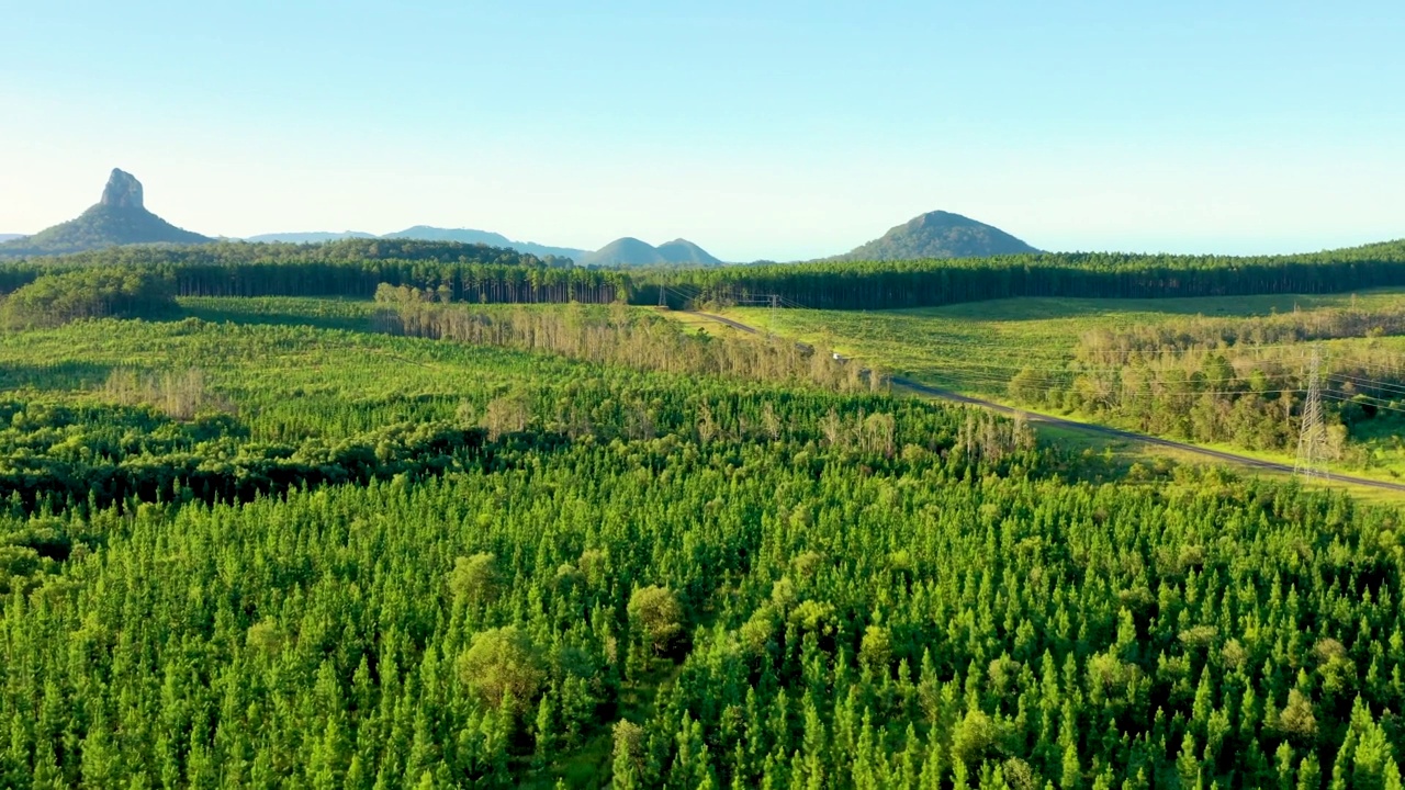 阳光海岸腹地玻璃屋山脉的鸟瞰图。视频素材