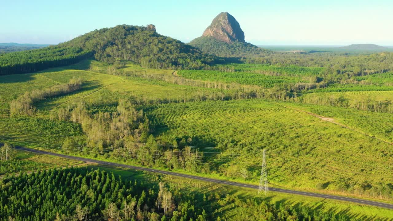 阳光海岸腹地玻璃屋山脉的鸟瞰图。视频素材