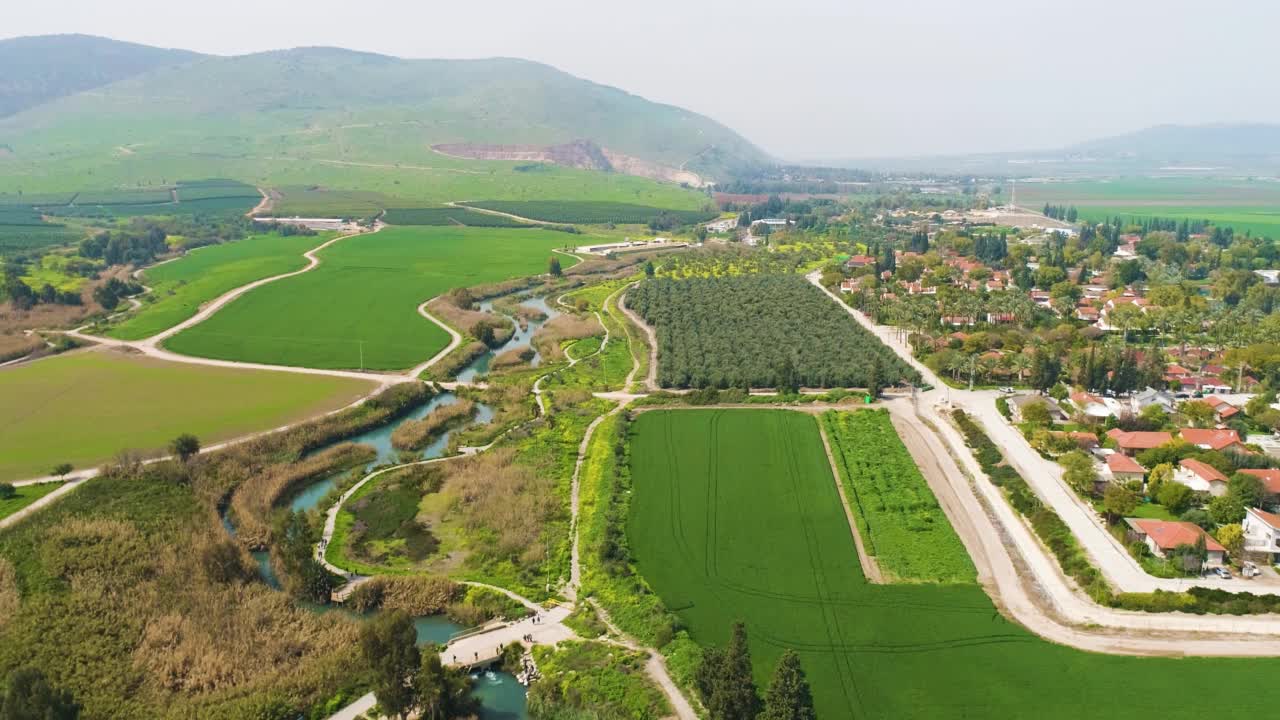 鸟瞰耕地，背景是山丘和基布兹农场。视频素材