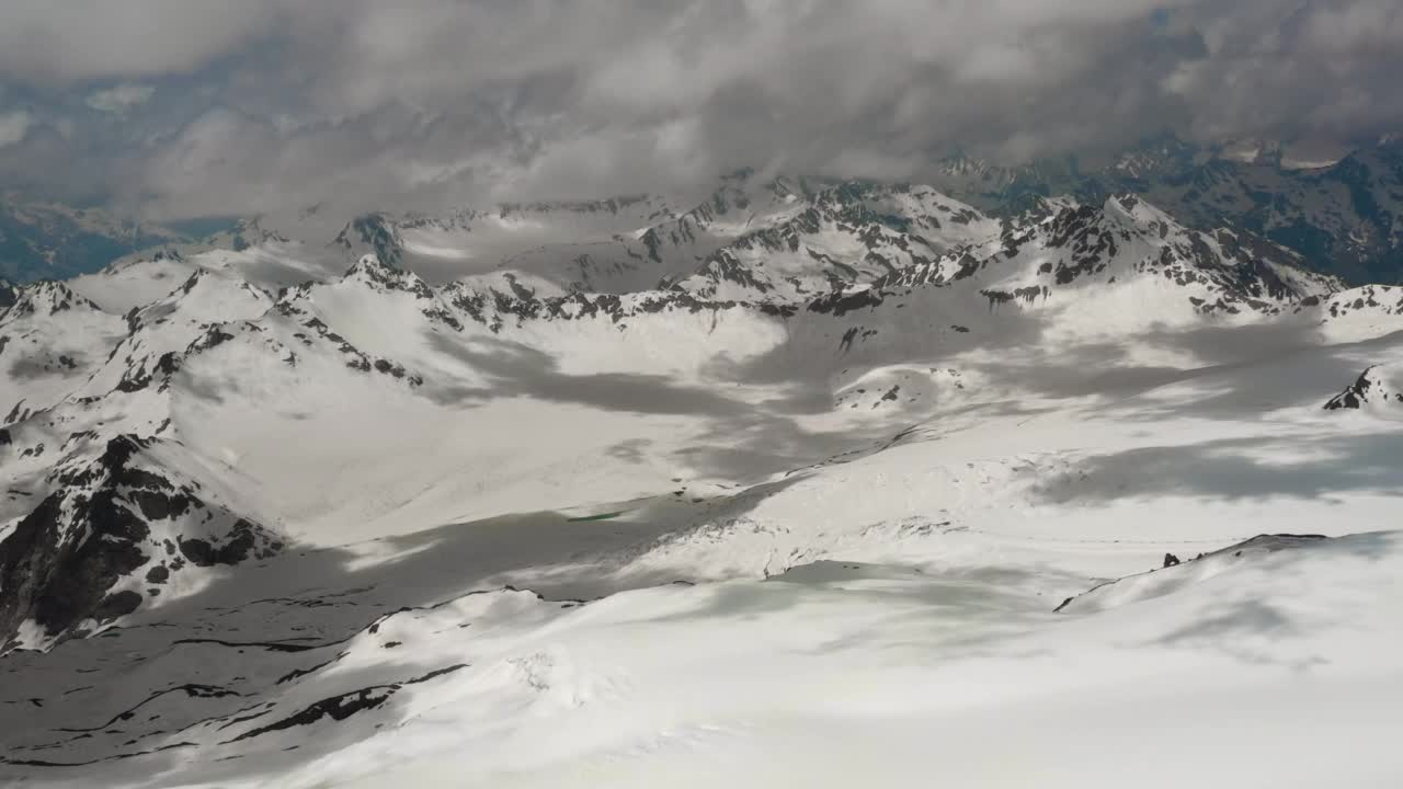 在美丽的雪峰和冰川上飞越山云。视频素材