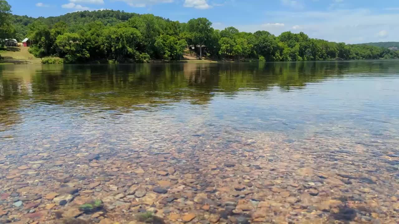 夏天清澈的河流被树木环绕，角度很低。视频下载