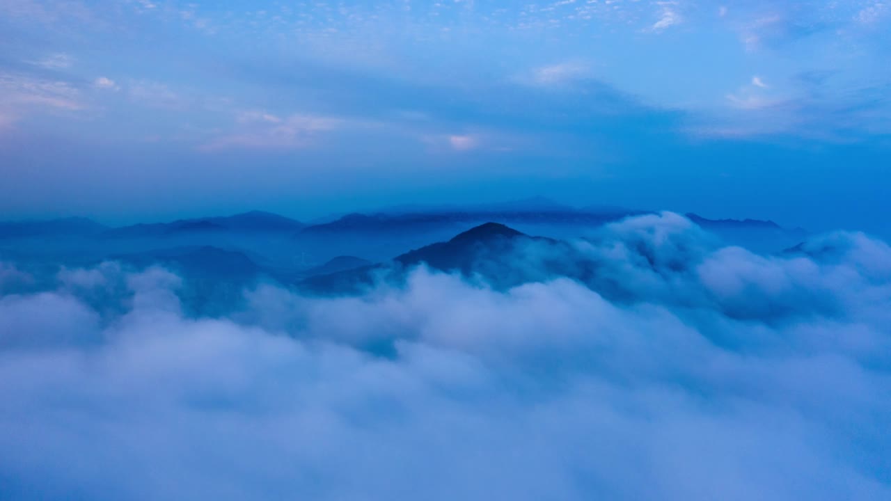 4K分辨率快速运动时间推移，无人机鸟瞰雾蒙蒙的山脉在黄昏视频素材