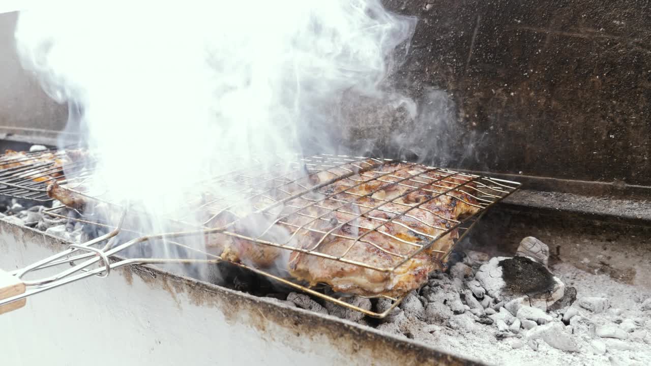 羊肉，羊肉，摩洛哥街头餐厅烤架上的羊肉。伊斯兰教开斋节，古尔邦节，开斋节的传统食物。视频素材