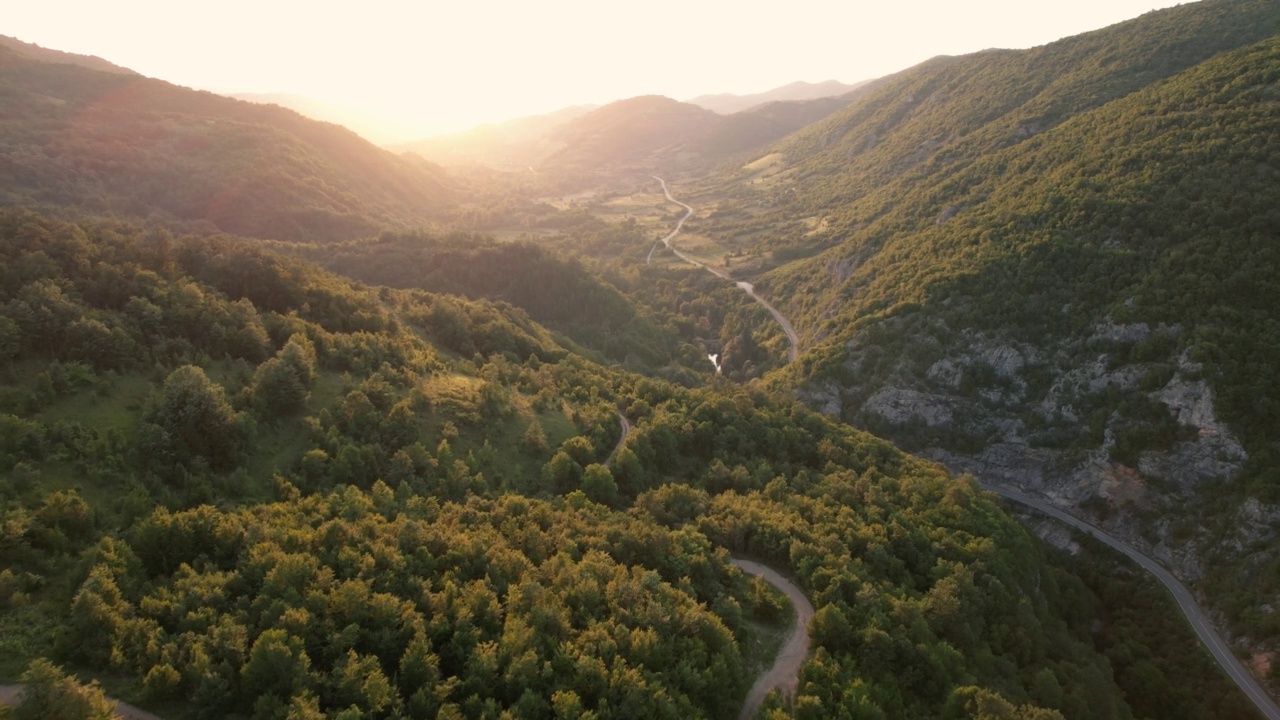 高山峡谷，自然的夏季景观视频素材