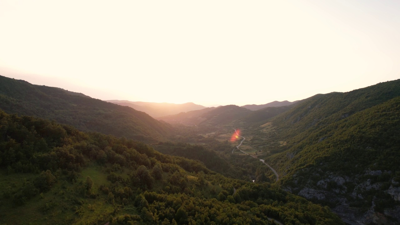 高山峡谷，自然的夏季景观视频素材