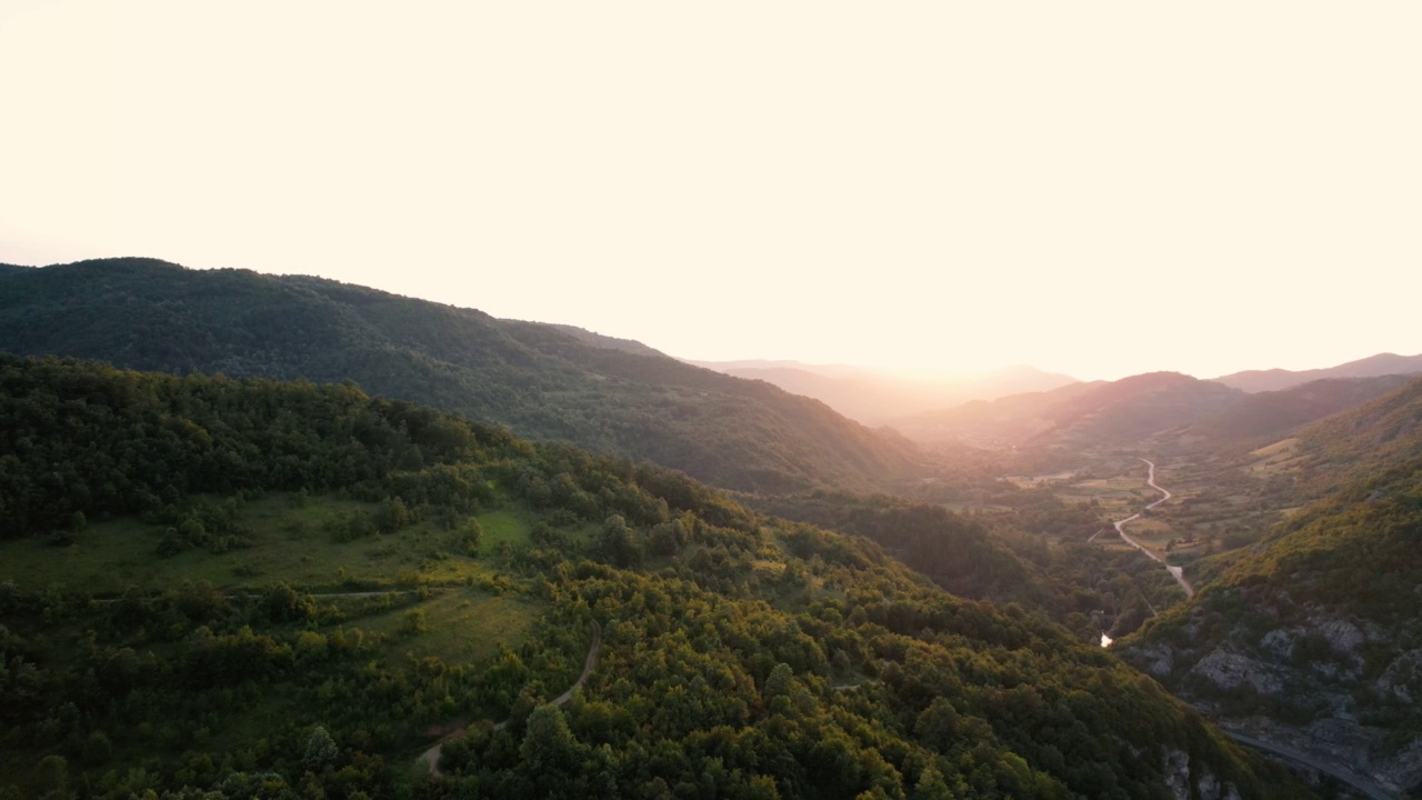 高山峡谷，自然的夏季景观视频素材