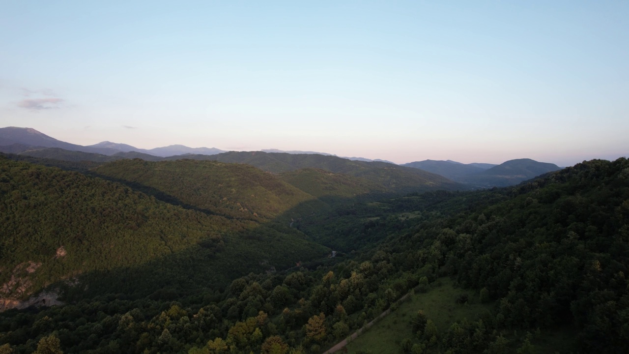 高山峡谷，自然的夏季景观视频素材