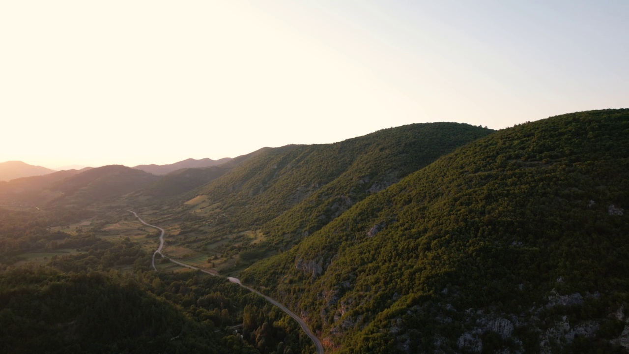 高山峡谷，自然的夏季景观视频素材