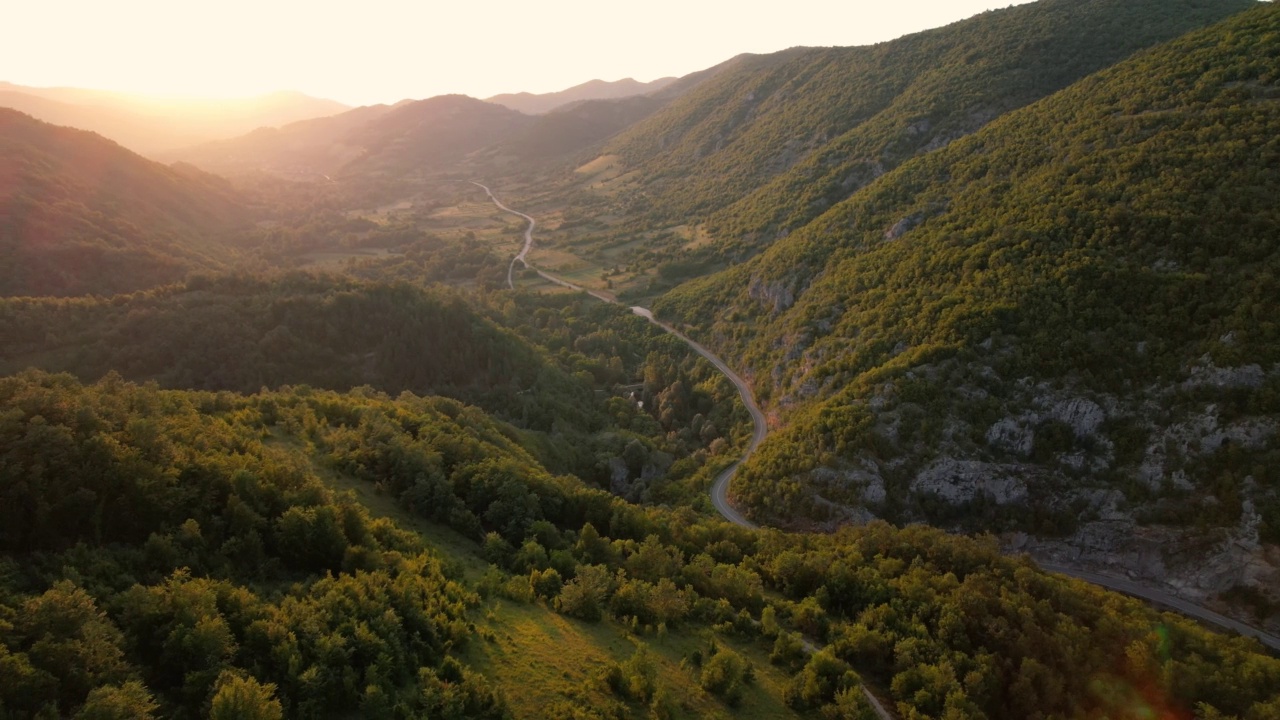 高山峡谷，自然的夏季景观视频素材