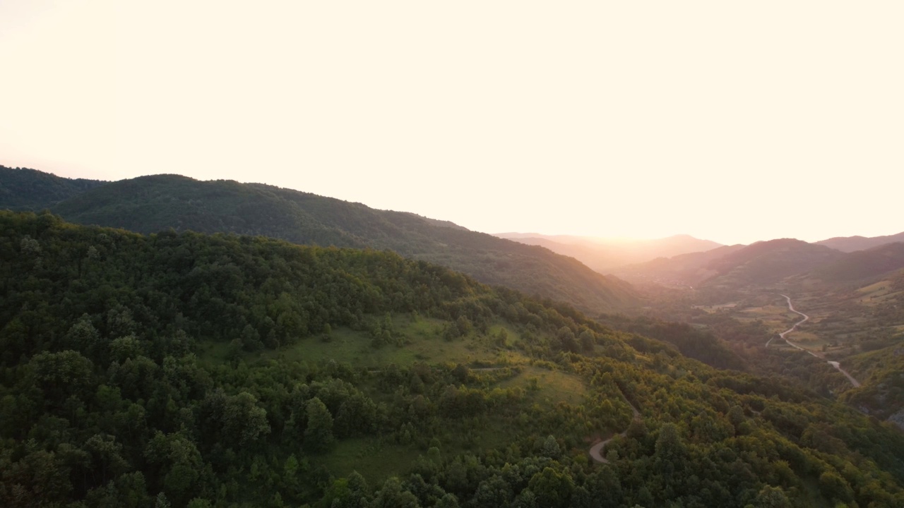 高山峡谷，自然的夏季景观视频素材