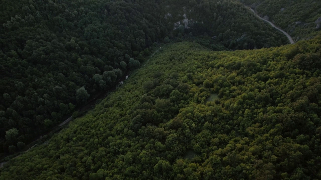 高山峡谷，自然的夏季景观视频素材