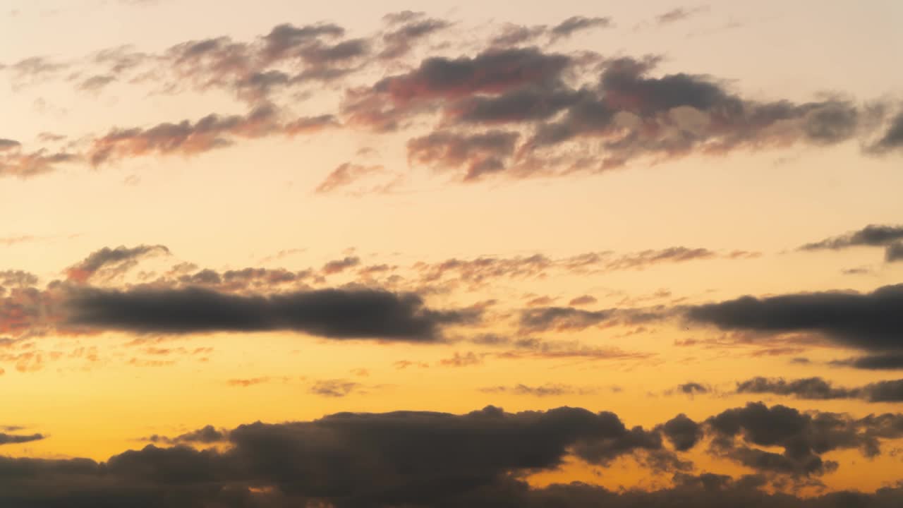 时间流逝，夕阳下的乌云视频下载