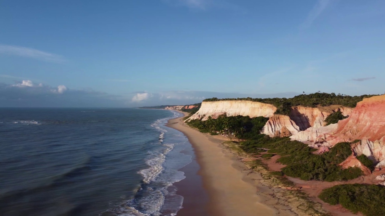 美丽的天堂海滩在大西洋森林的中间，Arraial D'Ajuda，巴伊亚，巴西视频素材