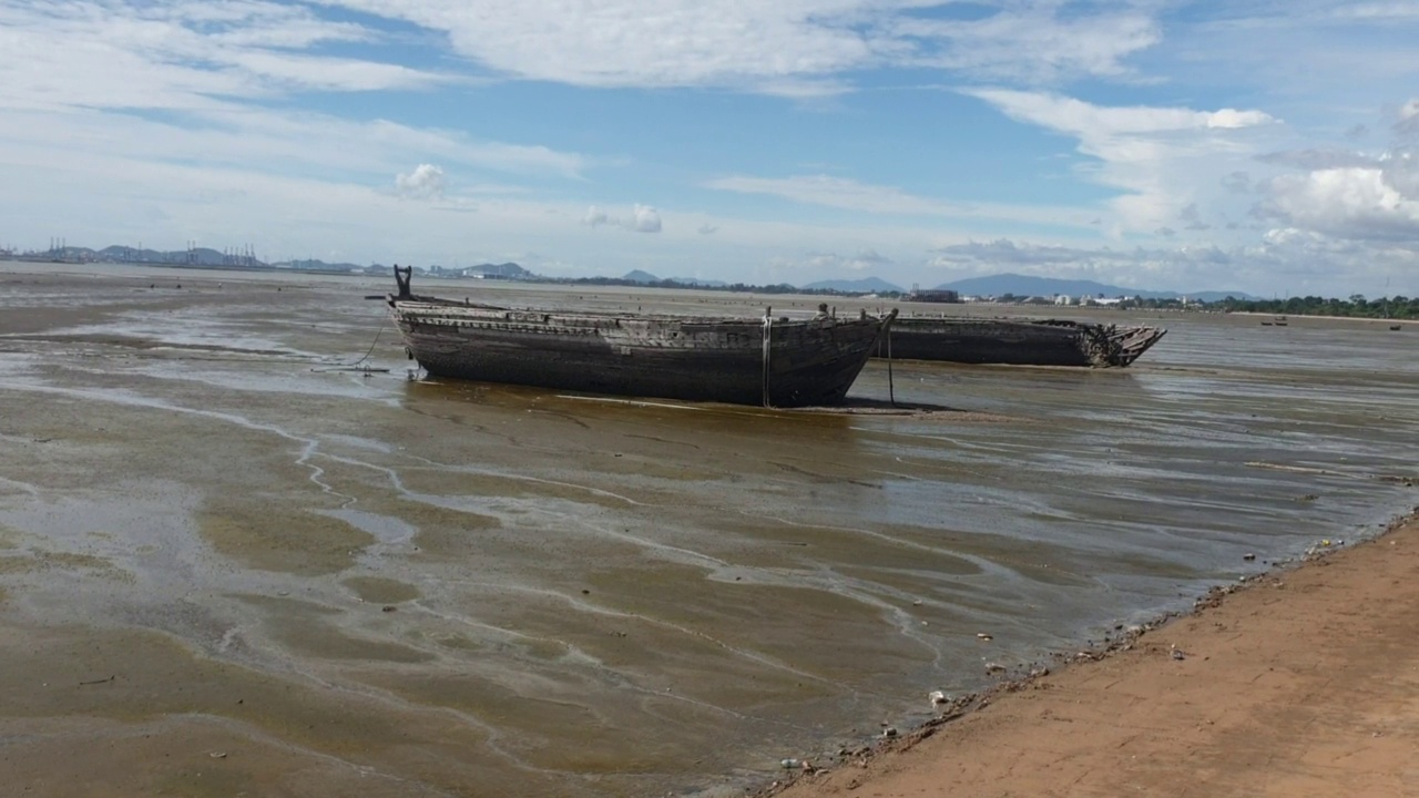 泰国北芭堤雅海滩低潮时的沙滩和波浪起伏的沙滩视频下载