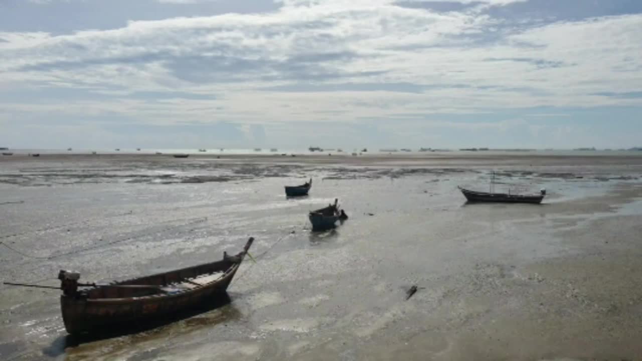 泰国北芭堤雅海滩低潮时的沙滩和波浪起伏的沙滩视频素材