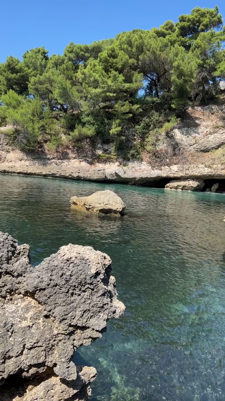 地中海岩石海岸的松树岛和蓝绿色的海景在夏天。视频素材