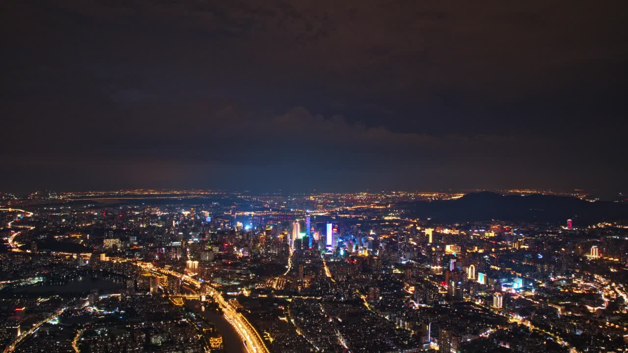 夜晚城市上空的闪电视频素材