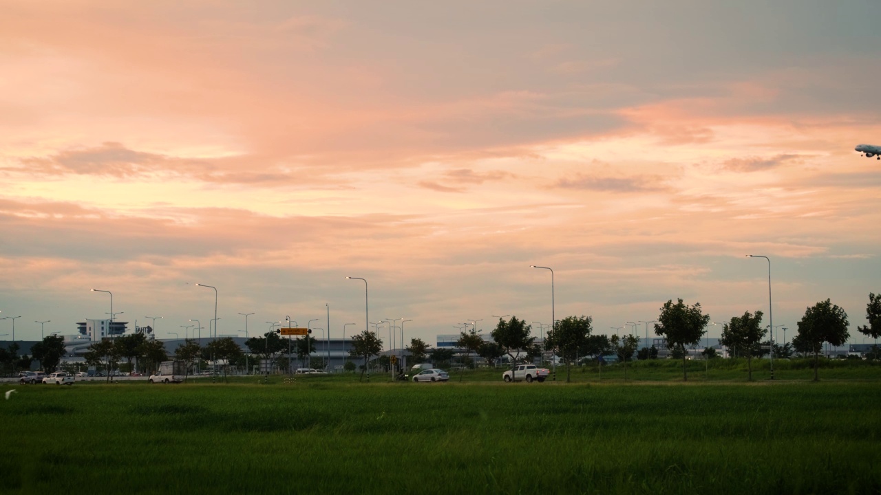 曼谷，2022年7月11日，飞机在素万那普国际机场的跑道和机场旁边的道路上起降。在泰国曼谷视频素材