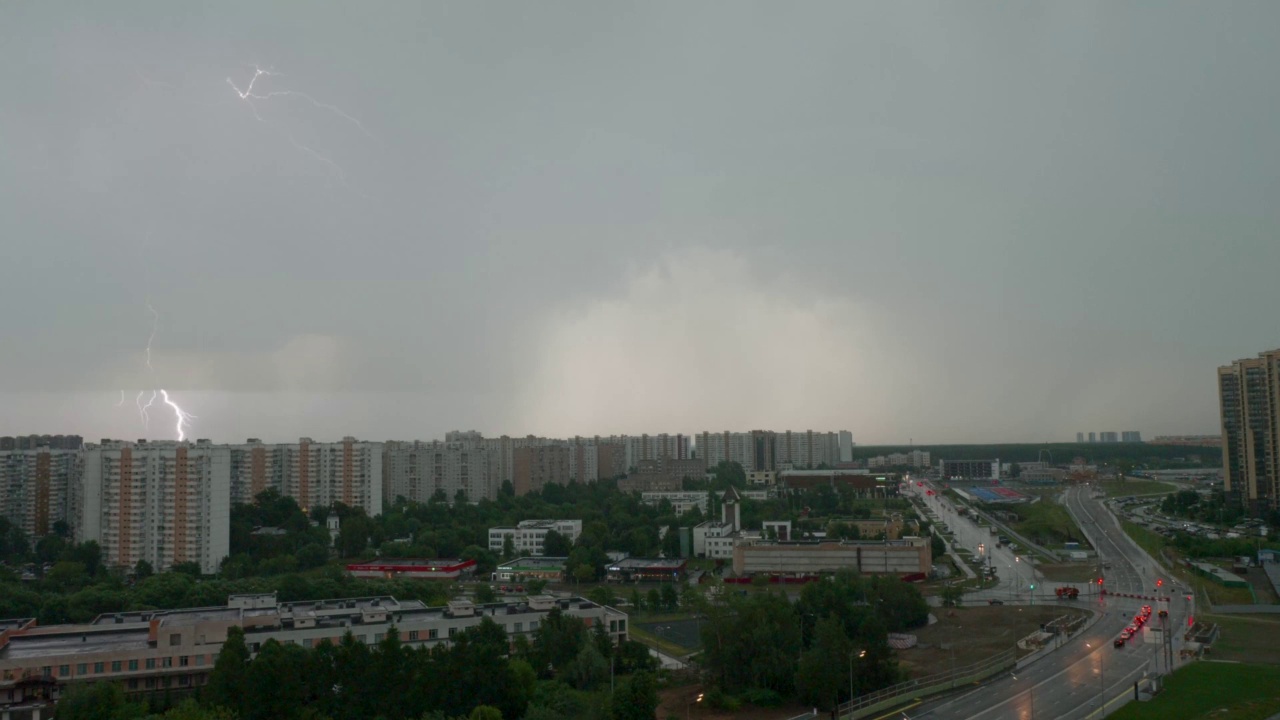 雷雨。雷击民居。视频素材