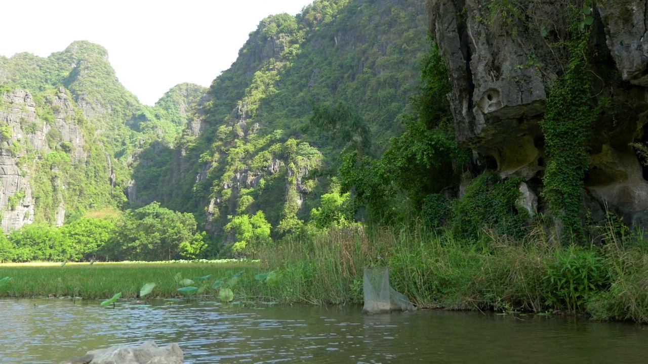 宁平镇附近的稻田和岩层视频素材