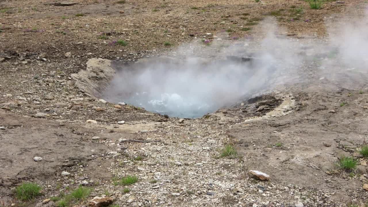 冰岛硫磺火山上的热气腾腾的温泉。视频素材